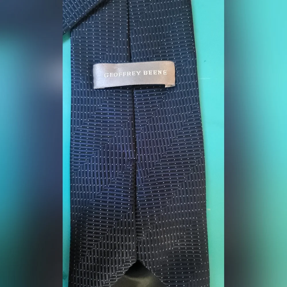 Geoffrey Beene GORGEOUS dark blue silk tie - Picture 4 of 5